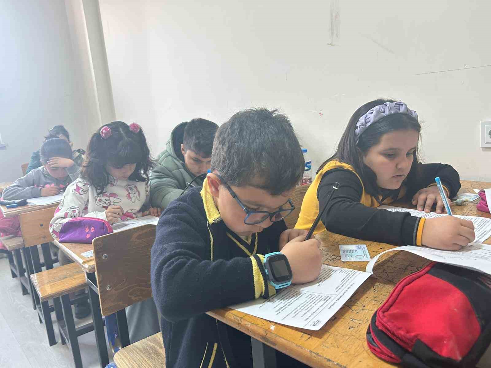 Van’da, öğrenciler ve yetişkinler kitap okuma yarışmasında buluştu