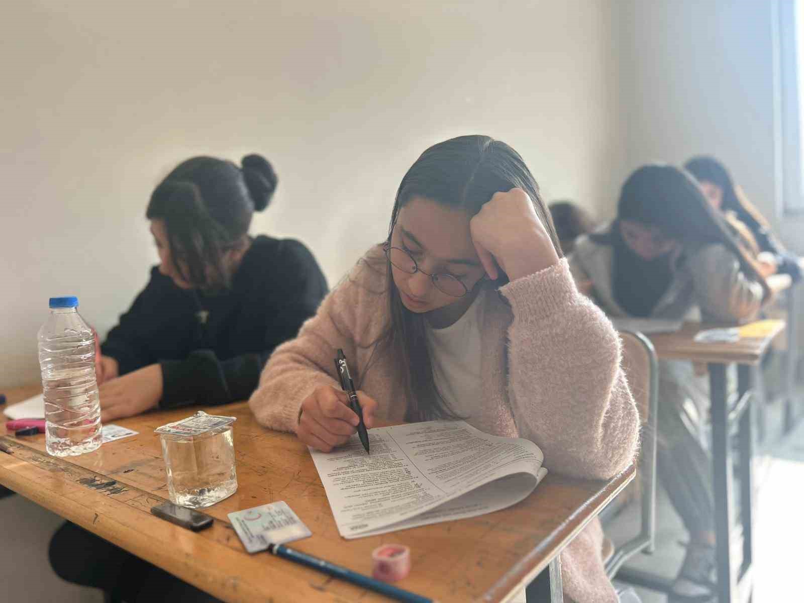 Vanlı öğrenciler ve yetişkinler kitap okuma yarışmasında buluştu