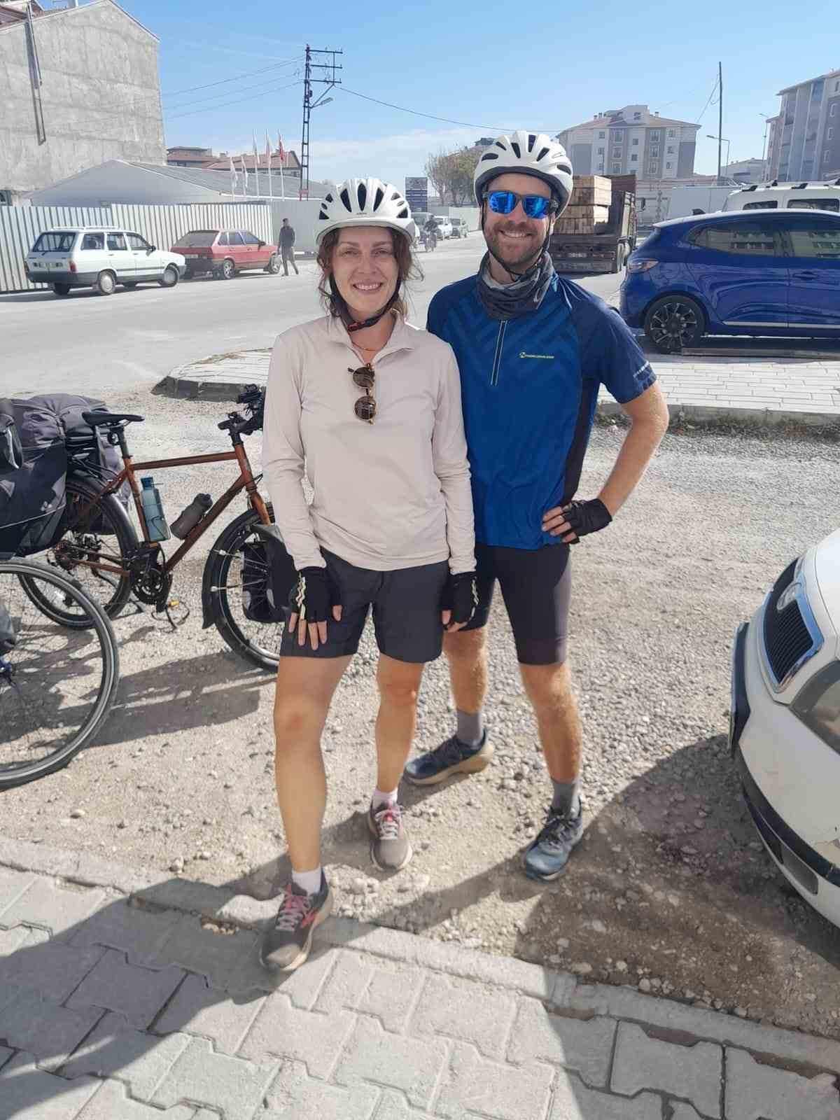 Bisikletle Almanya’dan yola çıkıp, 10 ülkeyi geçip Konya’ya ulaştılar