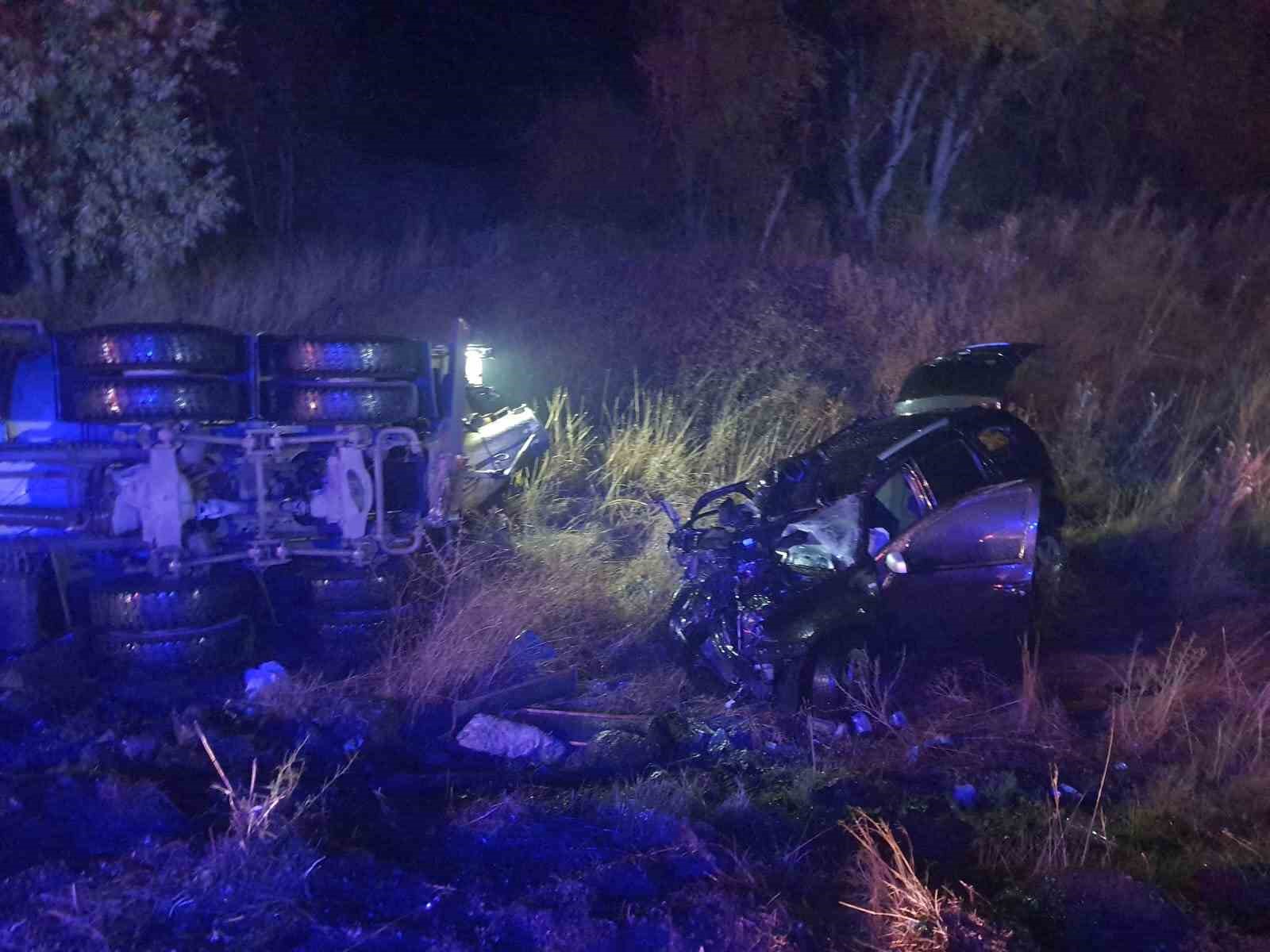 Otomobil ile kamyon çarpıştı: 1’i ağır, 3 yaralı