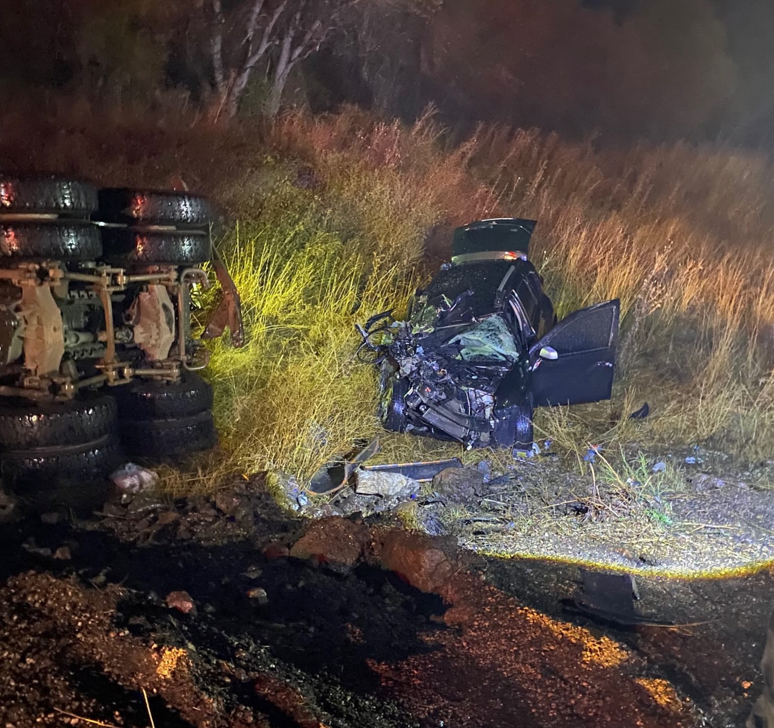 Otomobil ile kamyon çarpıştı: 1’i ağır, 3 yaralı