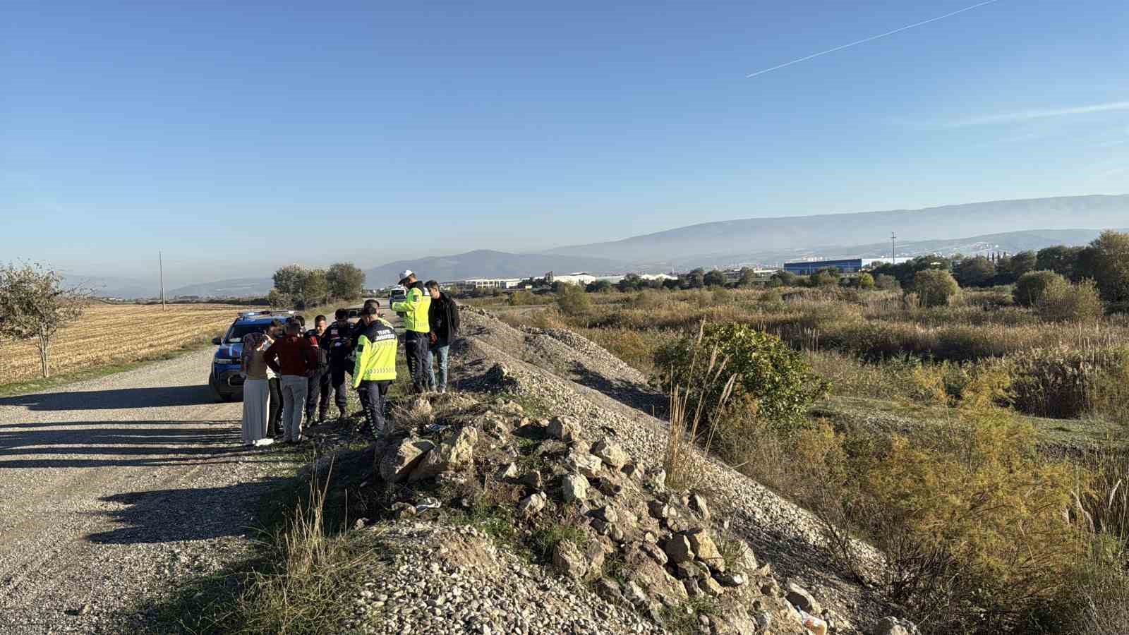 Ehliyetsiz sürücü araçla gölete düştü