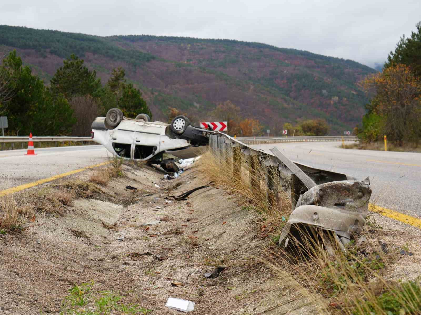 Takla atan otomobil alev aldı: 2 yaralı