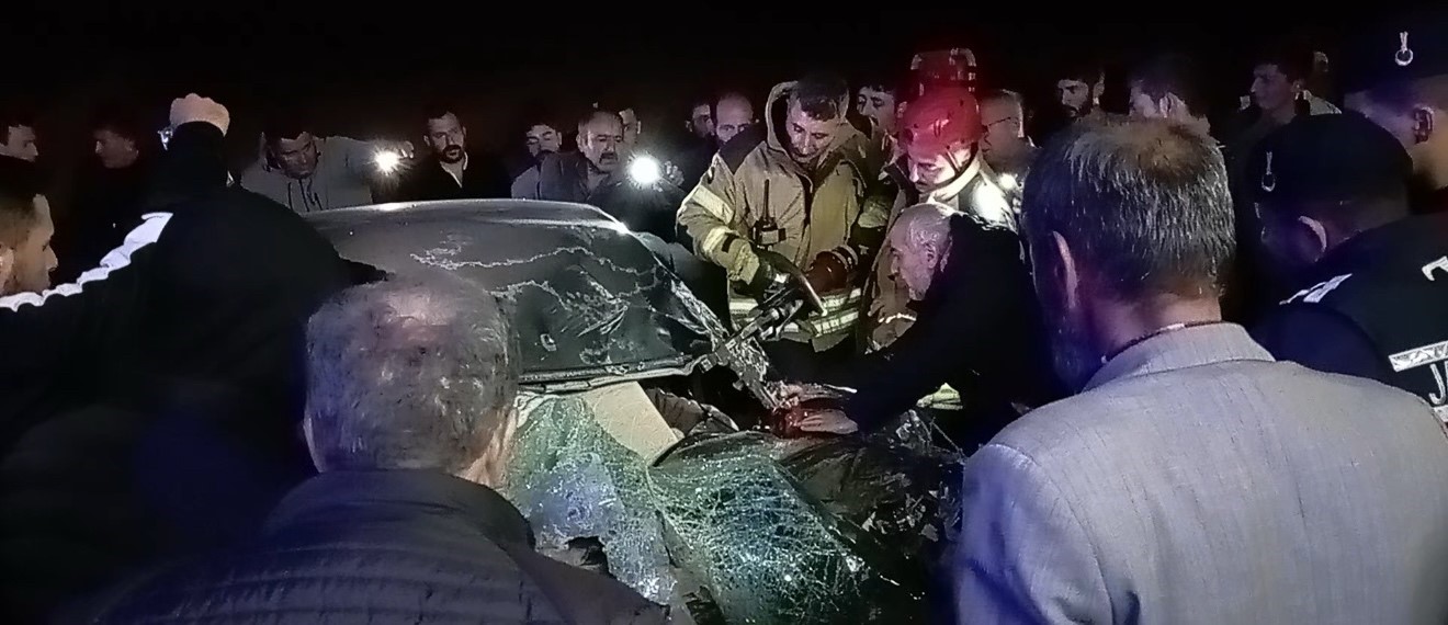 Tırın dorsesine çarpan otomobil hurda yığınına döndü: Sıkışan sürücü güçlükle kurtarıldı