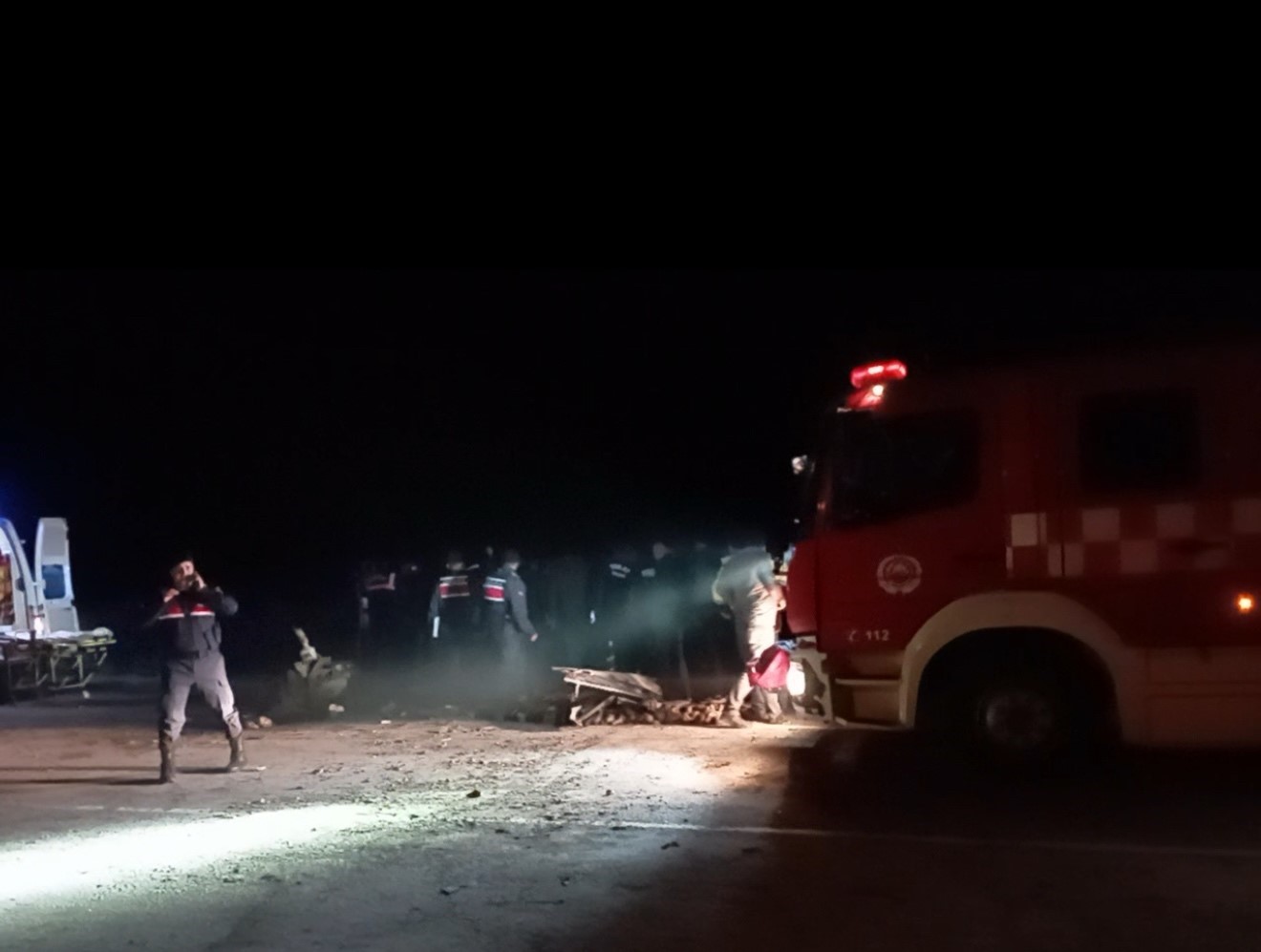 Tırın dorsesine çarpan otomobil hurda yığınına döndü: Sıkışan sürücü güçlükle kurtarıldı