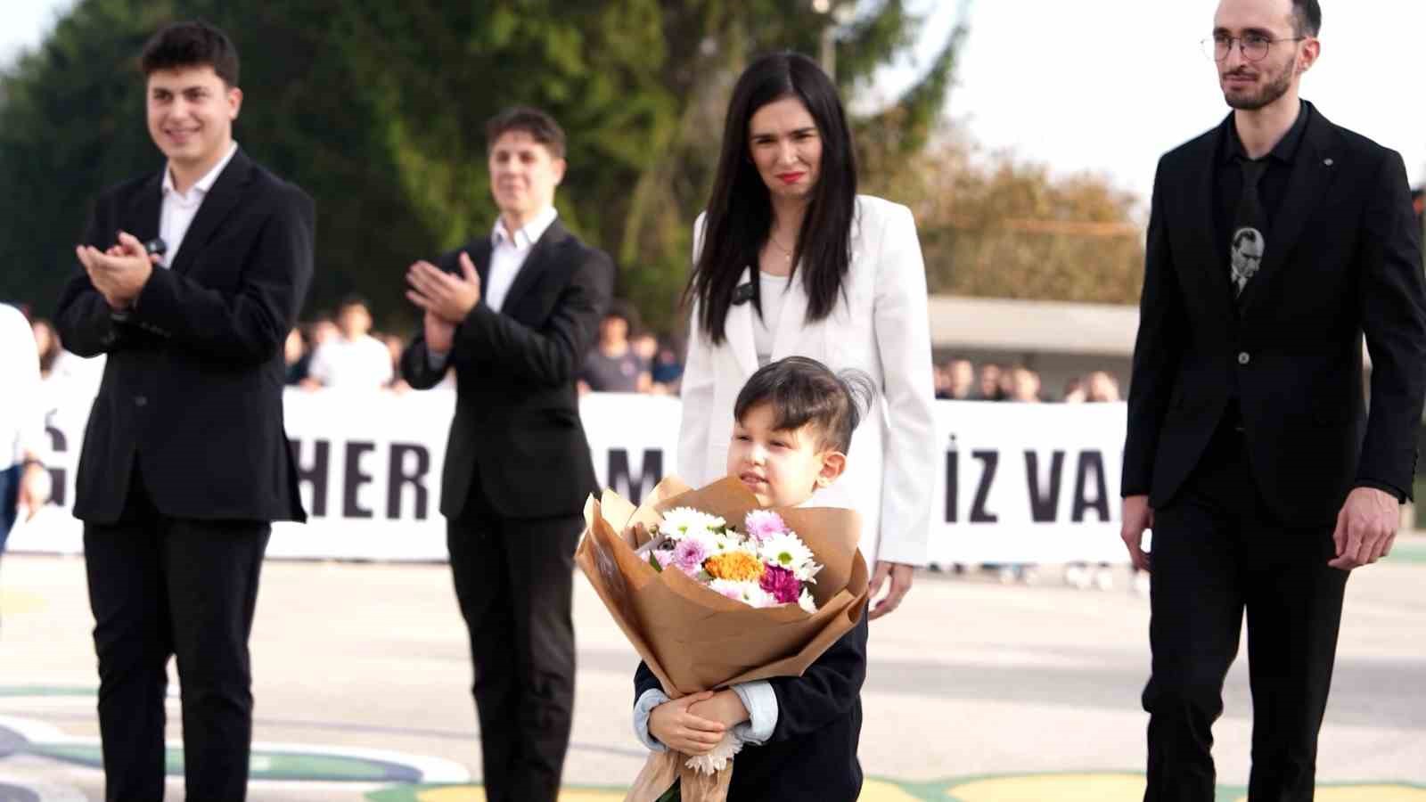 Yürüyüşü ile fenomen olan öğretmene sürpriz