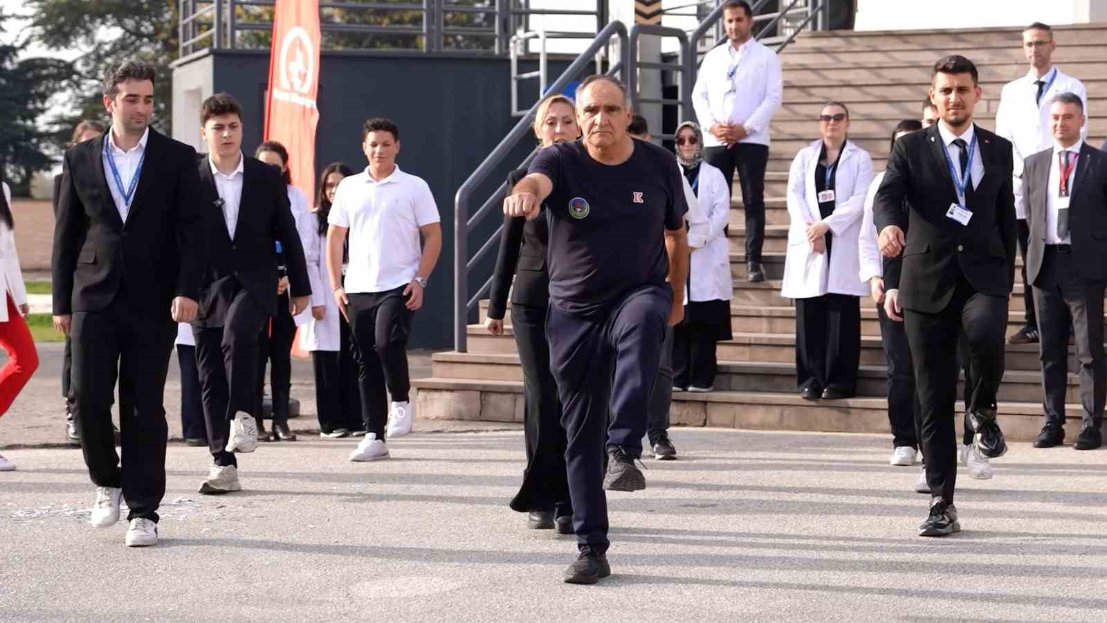 Yürüyüşü ile fenomen olan öğretmene sürpriz