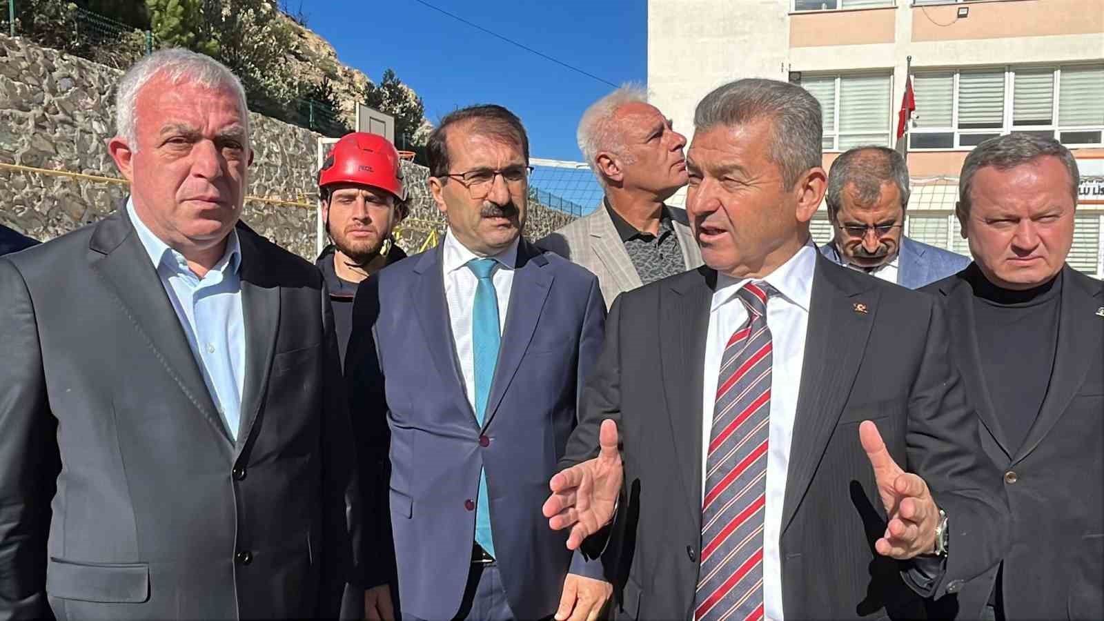 Artvin’de kaya kopması paniğe neden oldu: İki lise tahliye edildi