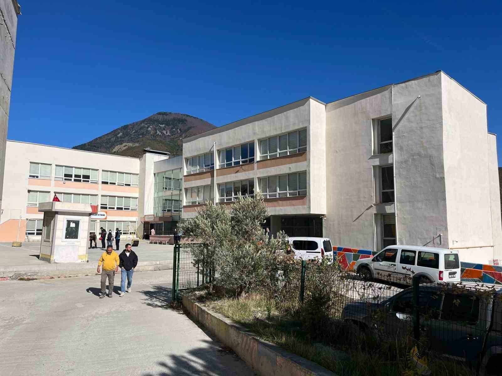 Artvin’de kaya kopması paniğe neden oldu: İki lise tahliye edildi