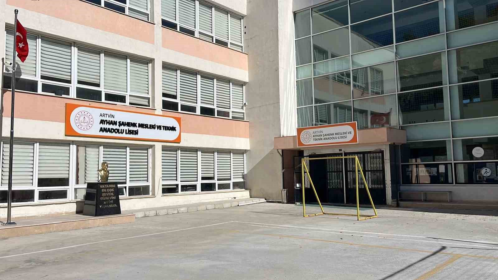 Artvin’de kaya kopması paniğe neden oldu: İki lise tahliye edildi