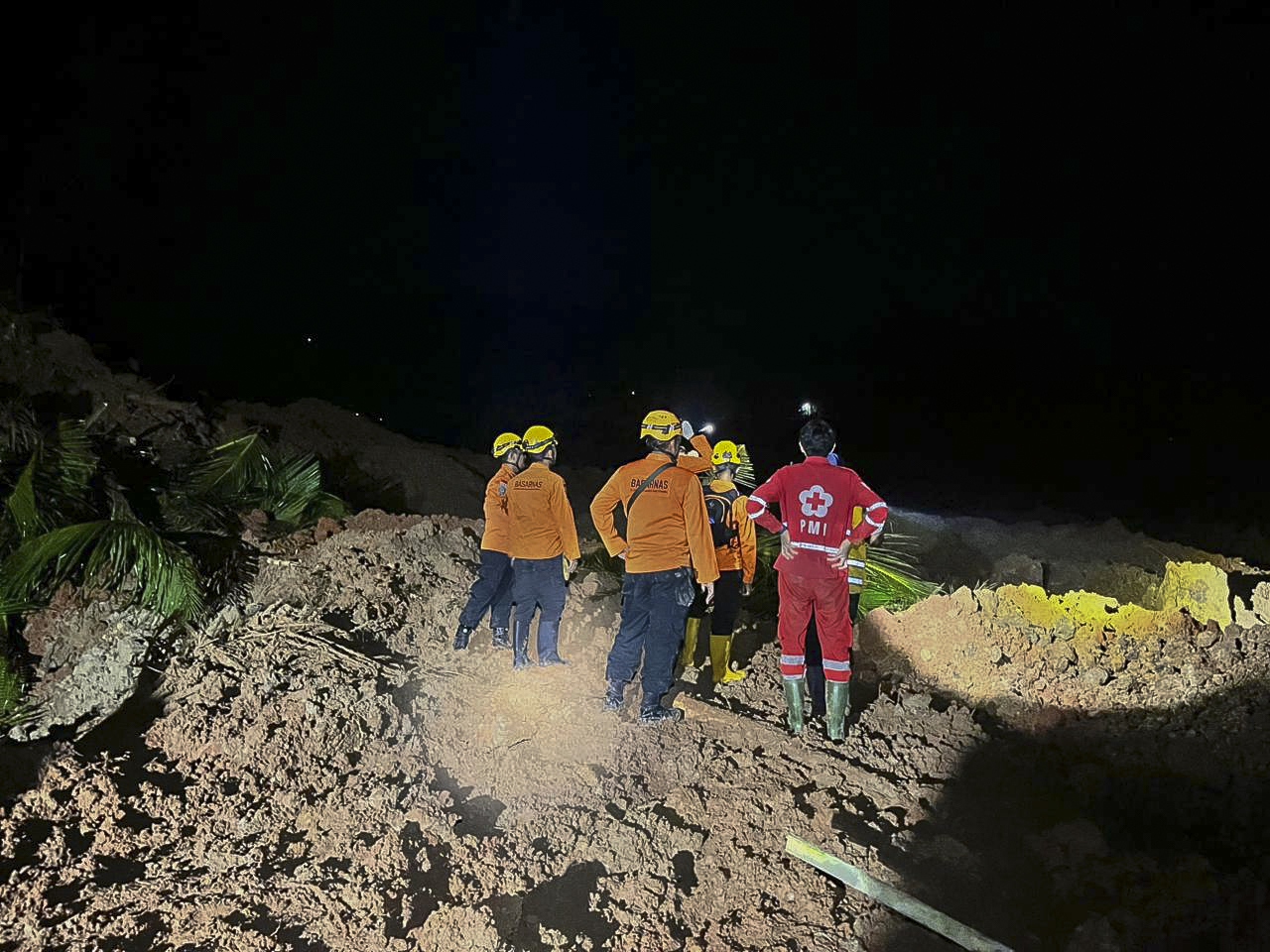 Endonezya’da heyelan faciası: 6 ölü, 17 kayıp