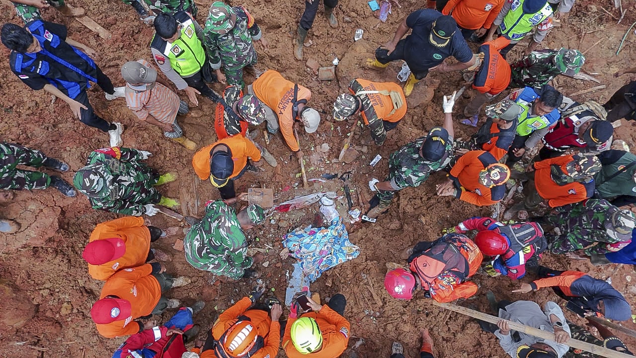 Endonezya’da heyelan faciası: 6 ölü, 17 kayıp