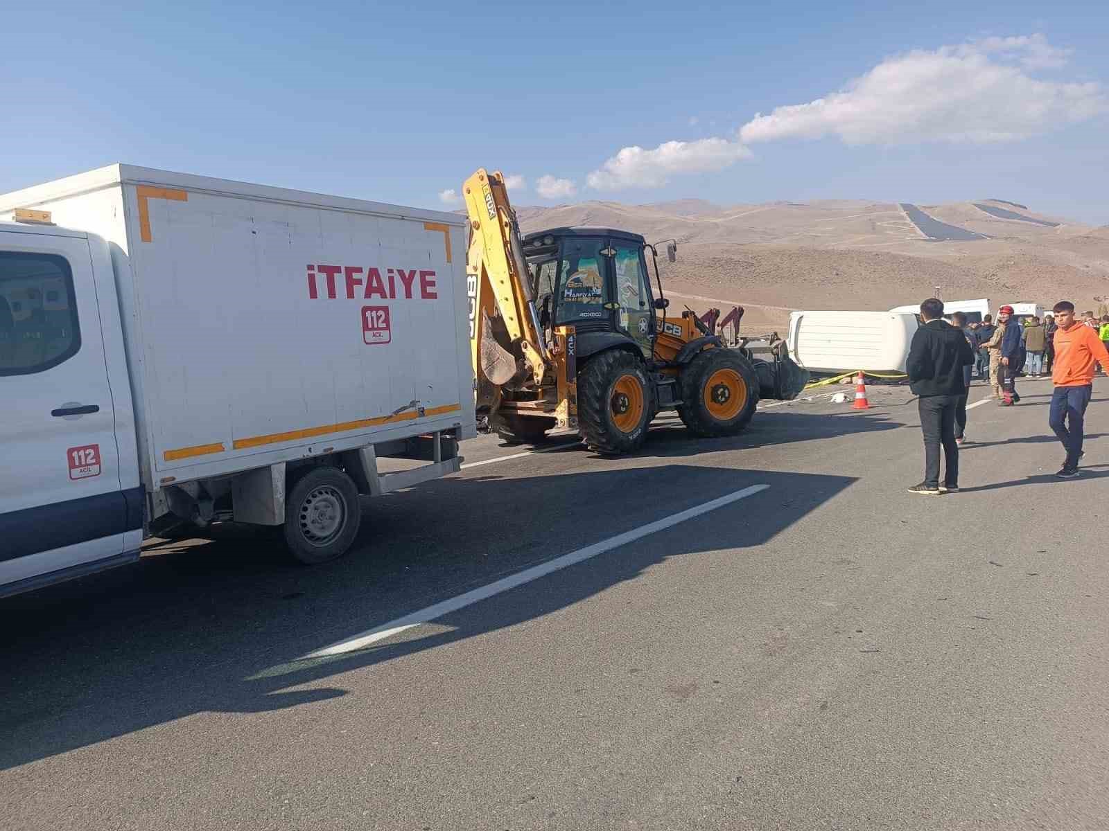 Ağrı’da otomobil minibüsle çarpıştı: 1 ölü, 2 ağır yaralı