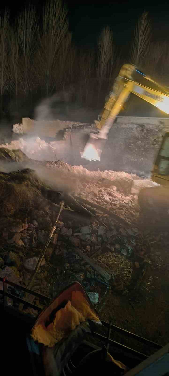 Van’da samanlıkta yangın