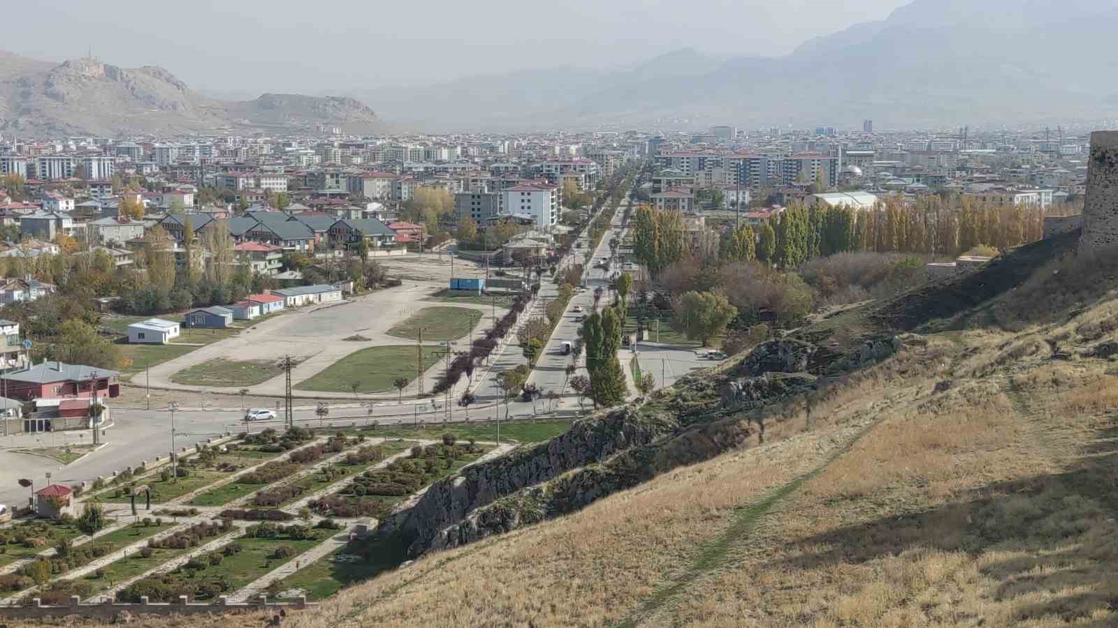 Van’ın sonbahar güzelliği: Van Kalesi ve Atatürk Kültür Parkı ziyaretçilerin gözdesi oldu