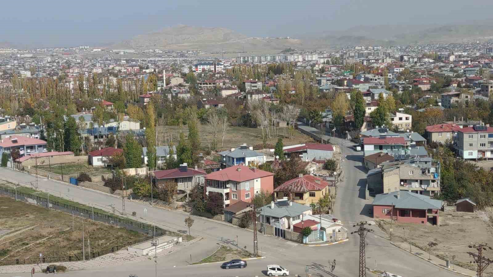 Van’ın sonbahar güzelliği: Van Kalesi ve Atatürk Kültür Parkı ziyaretçilerin gözdesi oldu