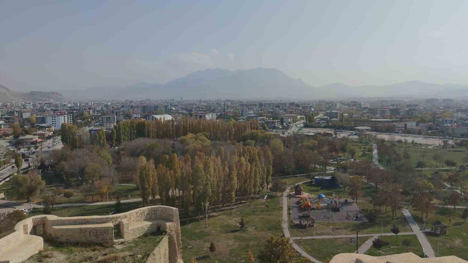 Van’ın sonbahar güzelliği: Van Kalesi ve Atatürk Kültür Parkı ziyaretçilerin gözdesi oldu