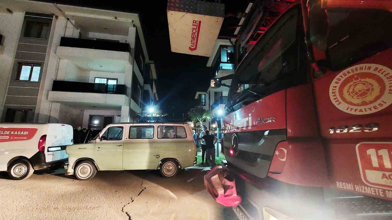 Sakarya’da 4 yaşındaki çocuk evde kilitli kaldı, itfaiye balkondan girdi