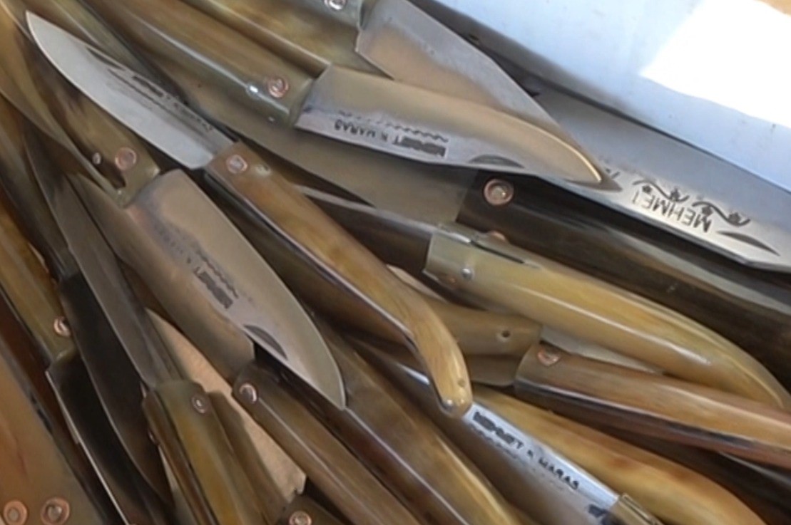 75 yaşındaki usta, baba mesleğini sürdürüyor, el işçiliği koç boynuzu bıçak üretiyor