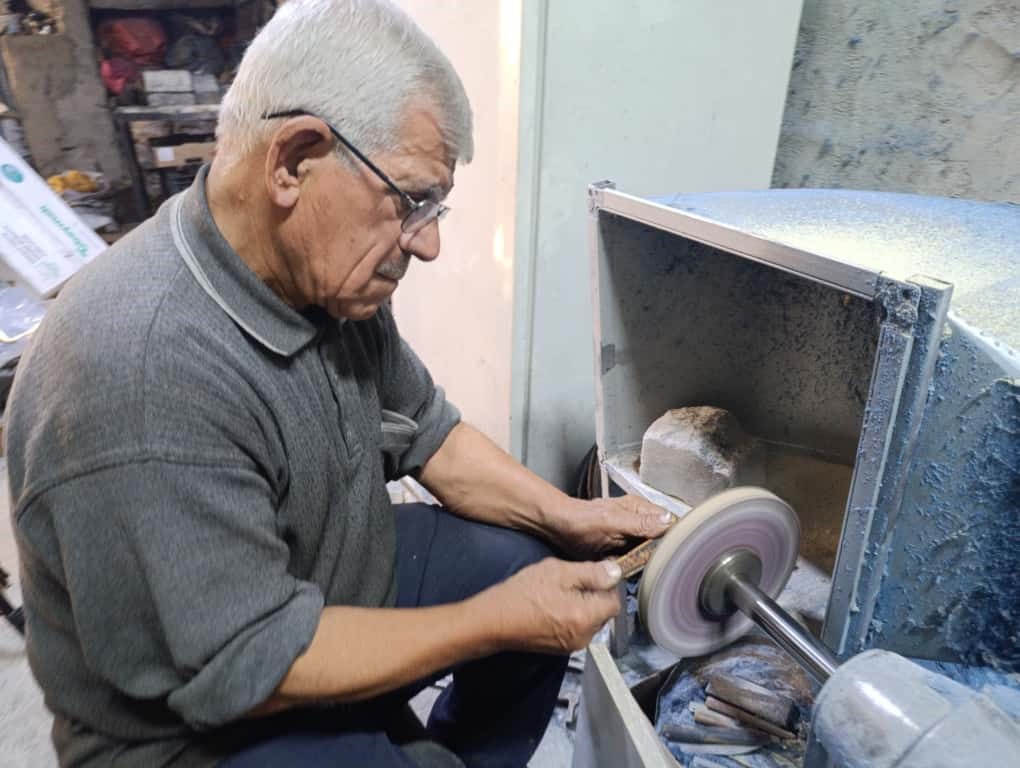 75 yaşındaki usta, baba mesleğini sürdürüyor, el işçiliği koç boynuzu bıçak üretiyor