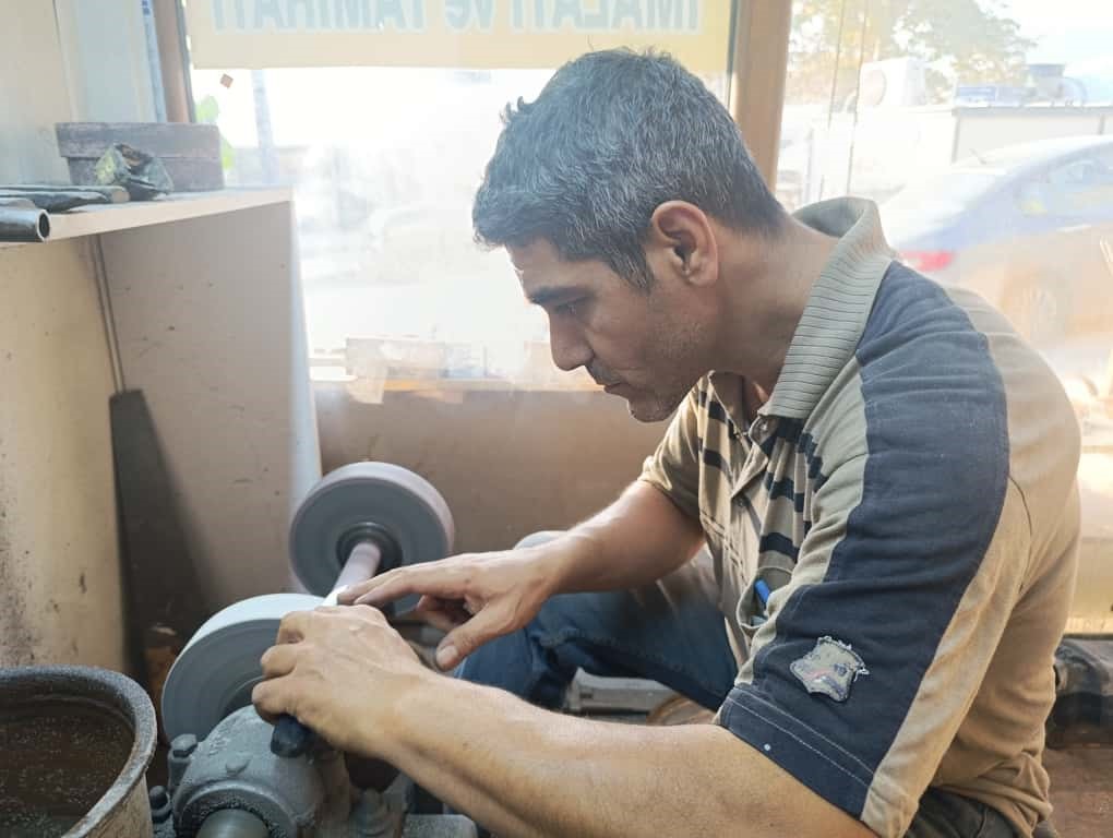 75 yaşındaki usta, baba mesleğini sürdürüyor, el işçiliği koç boynuzu bıçak üretiyor