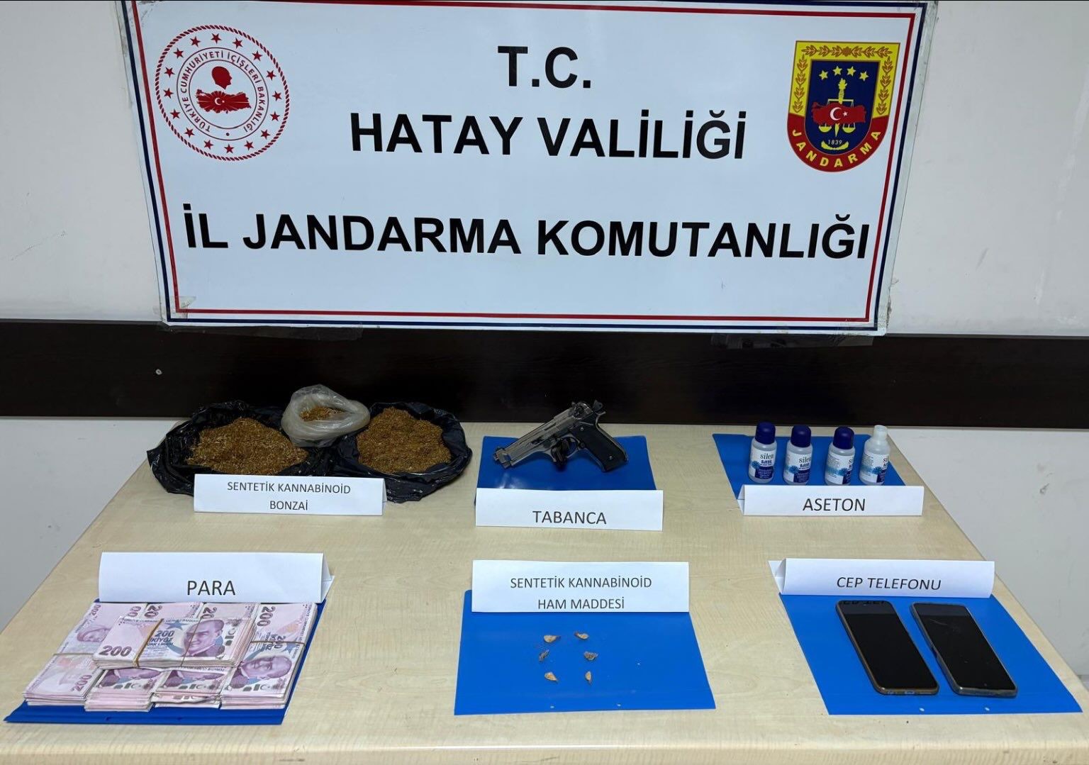 Hatay’da kuş kümesinden 2 kilo 500 gram uyuşturucu madde ve para çıktı