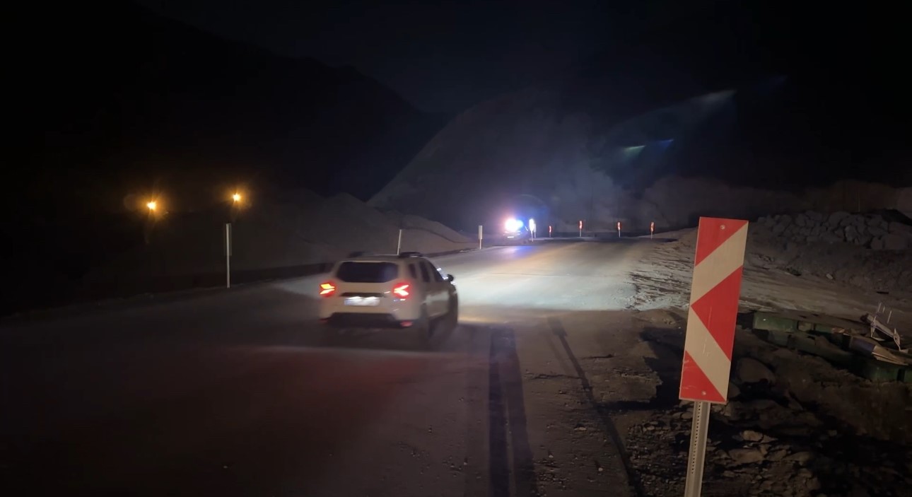 Hakkari’de otomobil dereye uçtu: 2 yaralı