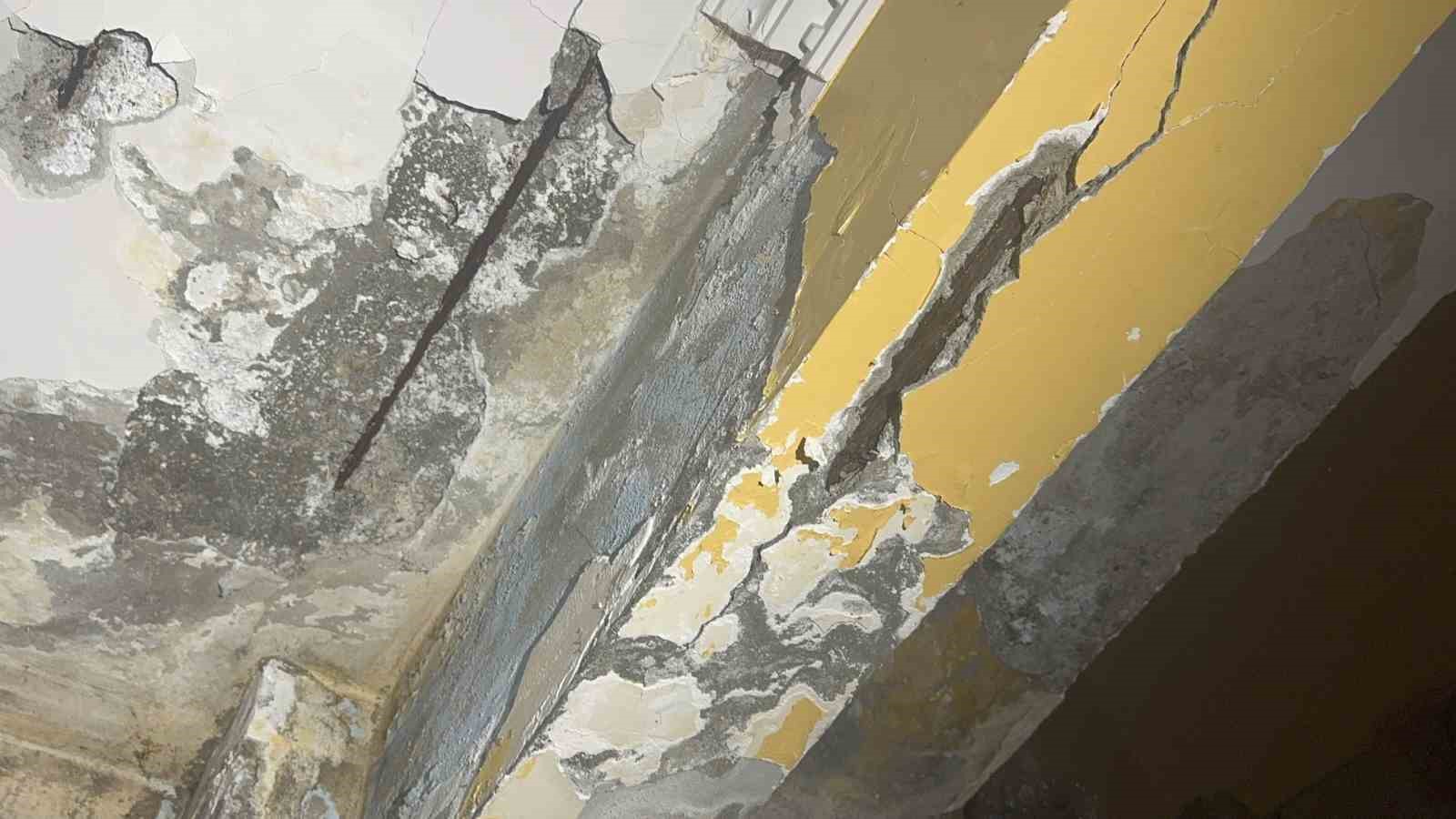 Kocaeli’de bir binanın kolonları çatladı: Aileler korkuyla evi tahliye etti