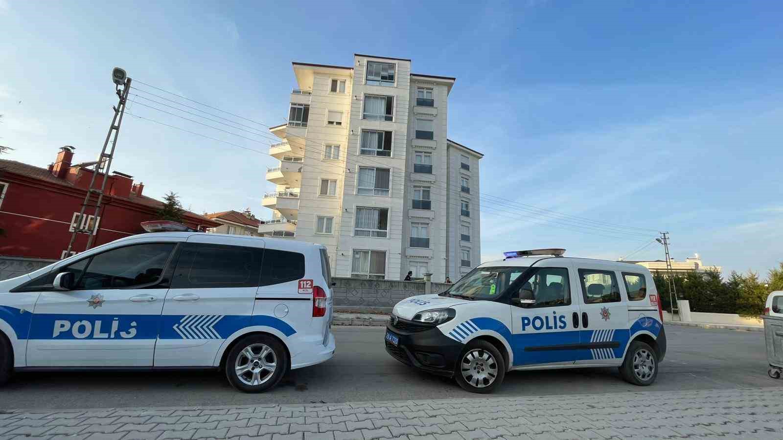 5’inci kattan düşen öğretmen hayatını kaybetti