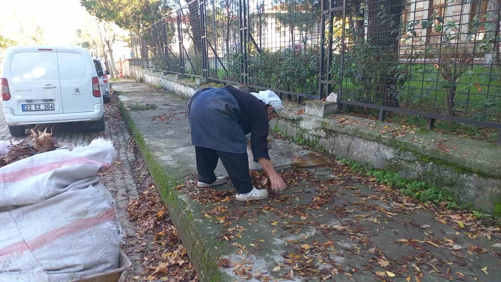 Edirne’de yaşlı kadın, 34 yıldır sonbaharda düşen yaprakları gübreye dönüştürüyor