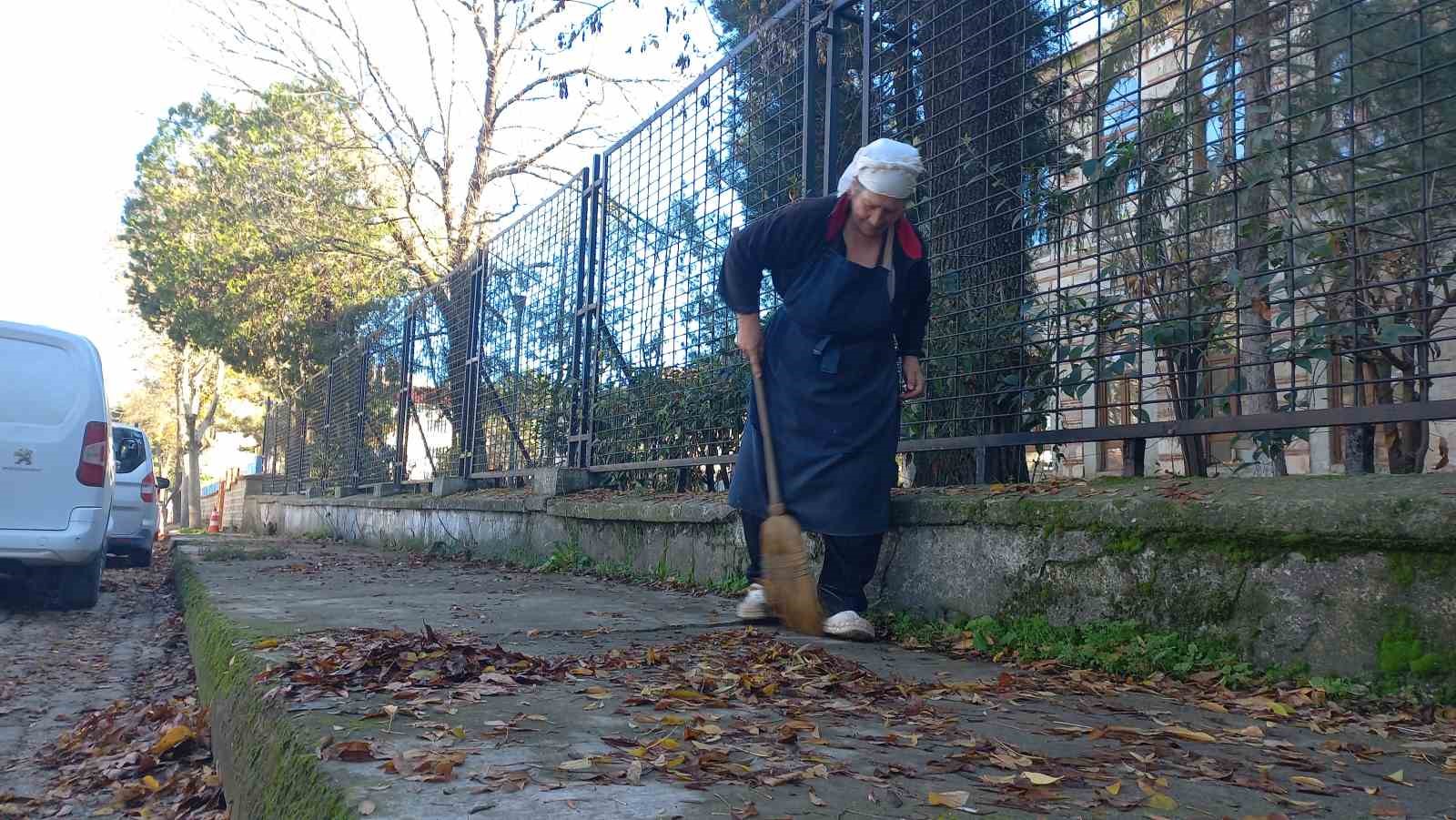 Edirne’de yaşlı kadın, 34 yıldır sonbaharda düşen yaprakları gübreye dönüştürüyor