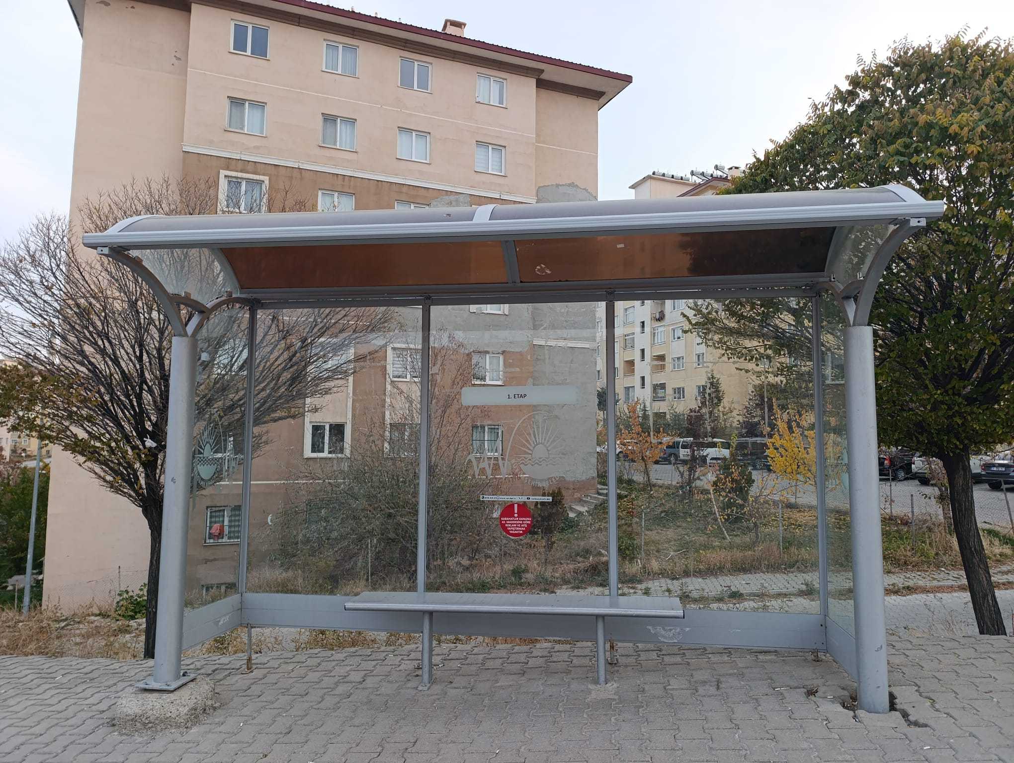 Van’da otobüs durakları temizlendi: Vatandaşlar ısıtmalı durak istiyor