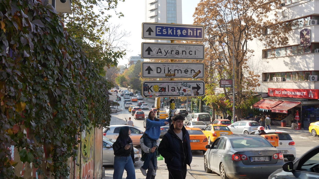 Sosyal medyada viral olan Kızılay tabelası yenilendi, bu kez de üzeri kirletildi