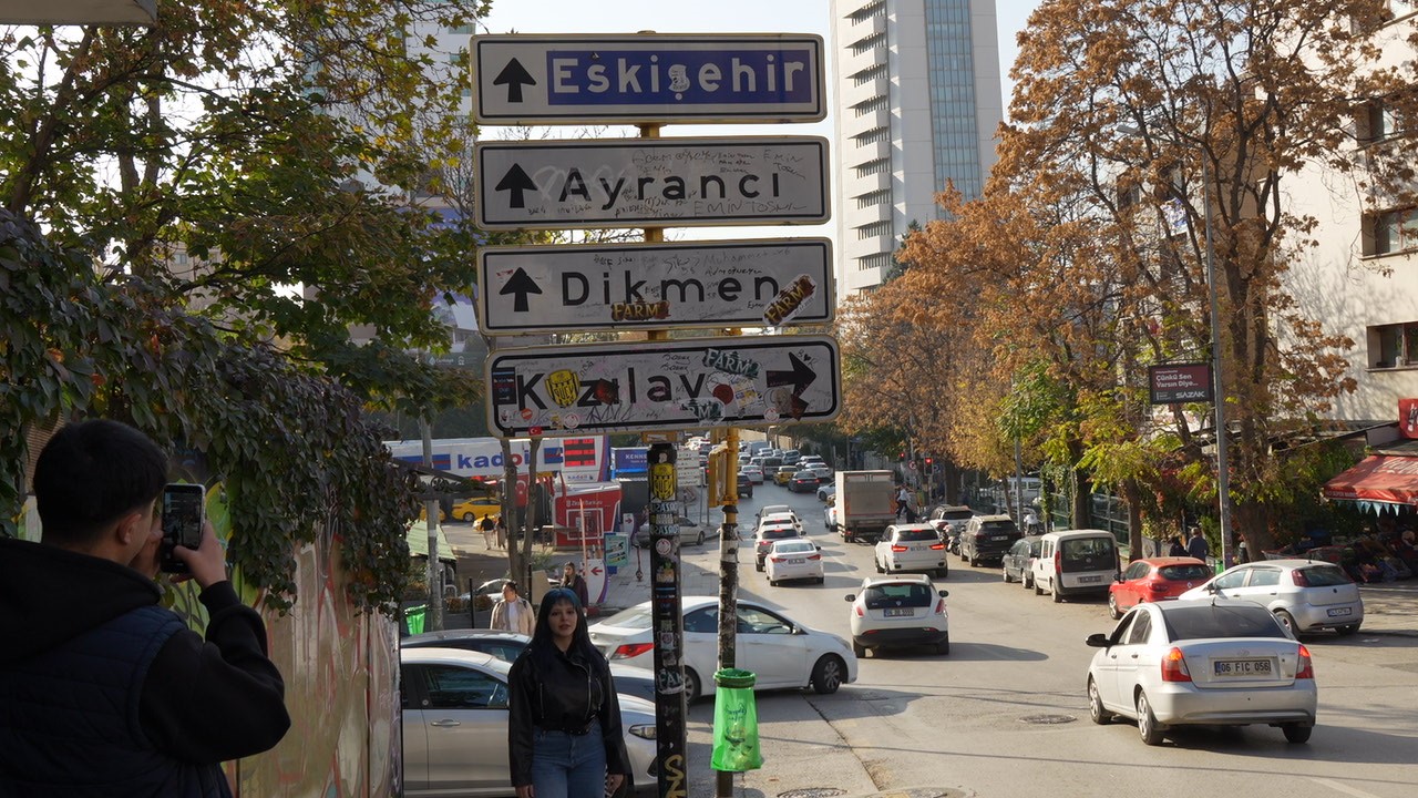 Sosyal medyada viral olan Kızılay tabelası yenilendi, bu kez de üzeri kirletildi