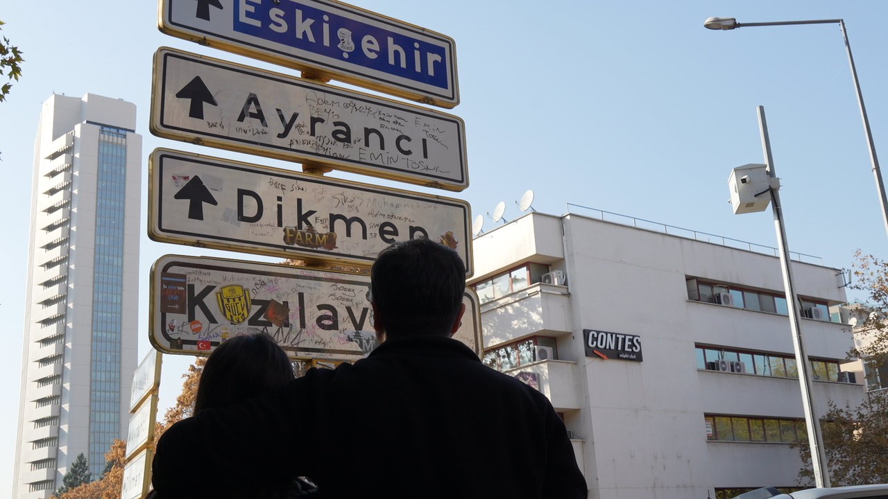 Sosyal medyada viral olan Kızılay tabelası yenilendi, bu kez de üzeri kirletildi