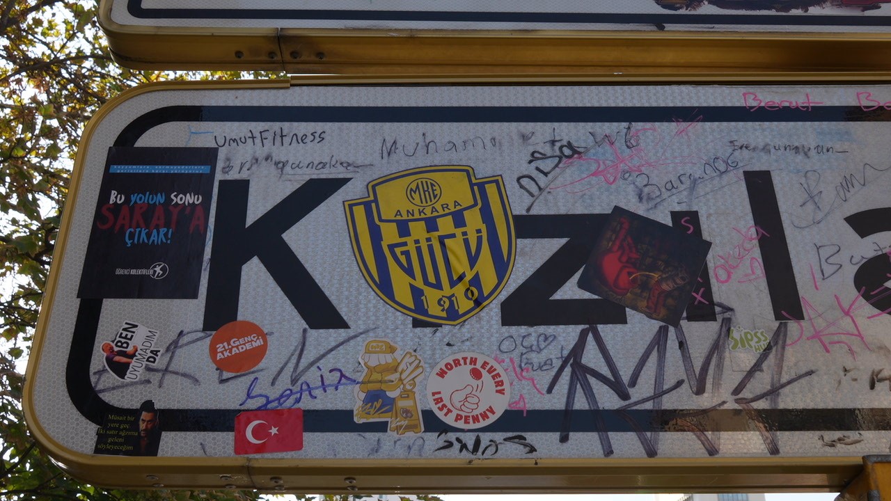 Sosyal medyada viral olan Kızılay tabelası yenilendi, bu kez de üzeri kirletildi