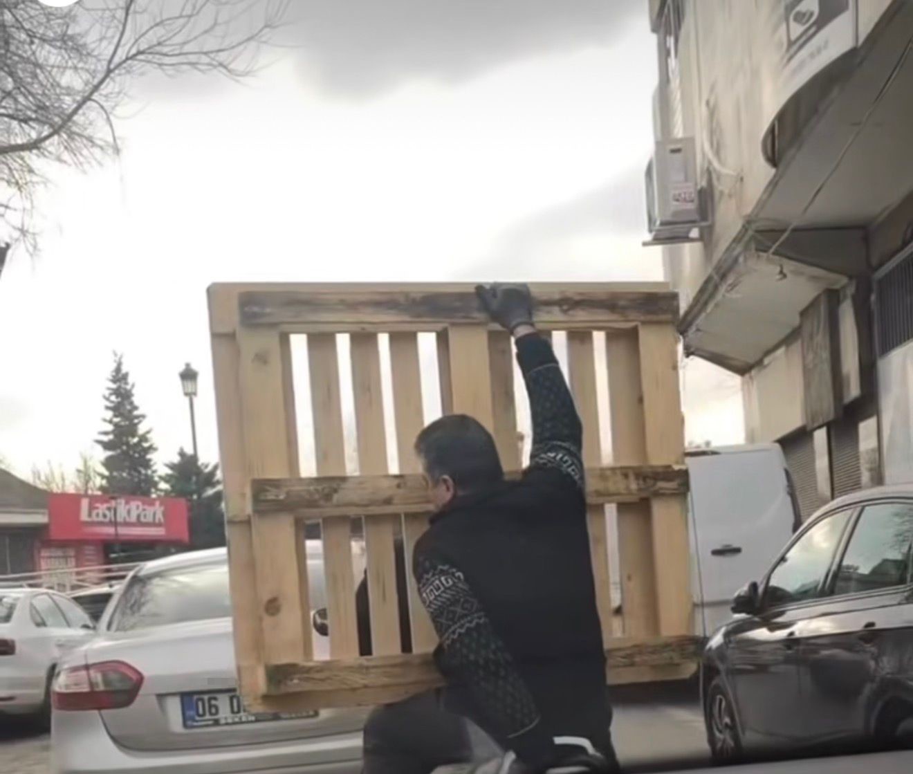 Trafikte tehlikeli yolculuk: Motosiklet üzerinde palet taşıdı