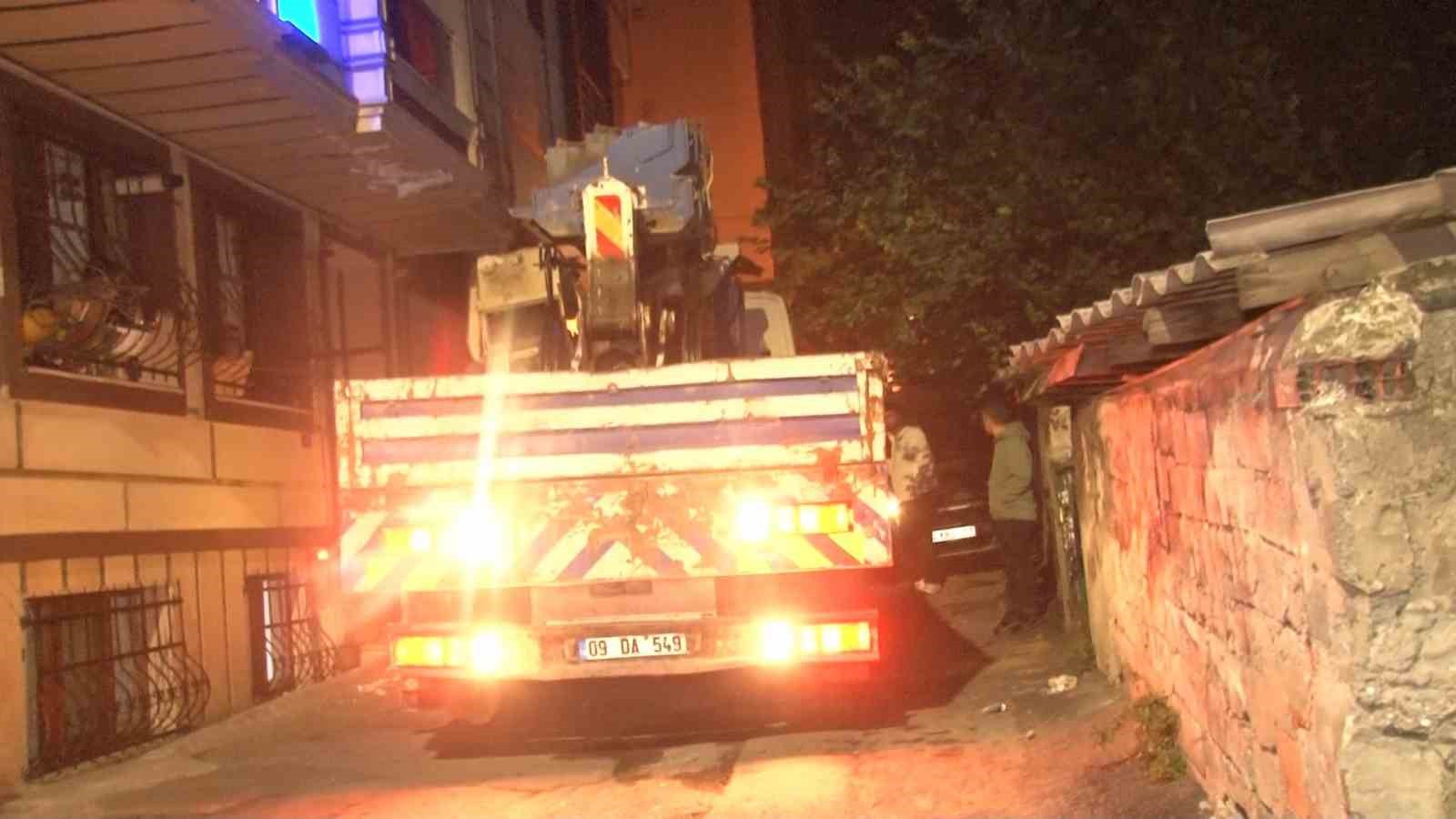 Eyüpsultan’da sokağa dalan vinç dehşet saçtı: Mahalleli sokağa döküldü