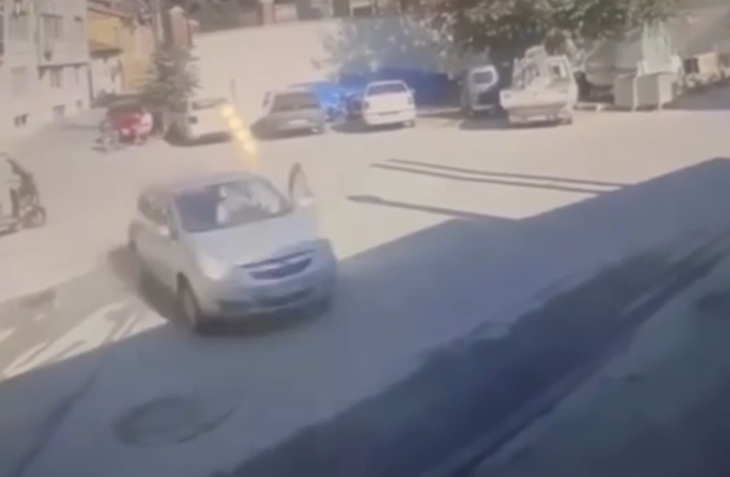 Fırına dalan otomobil ortalığı savaş alanına çevirdi... O anlar kamerada