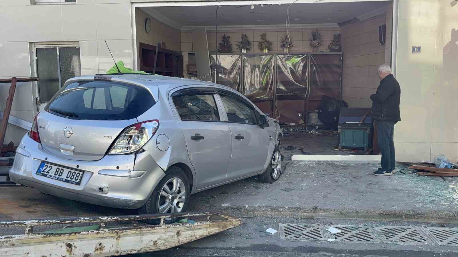 Fırına dalan otomobil ortalığı savaş alanına çevirdi... O anlar kamerada