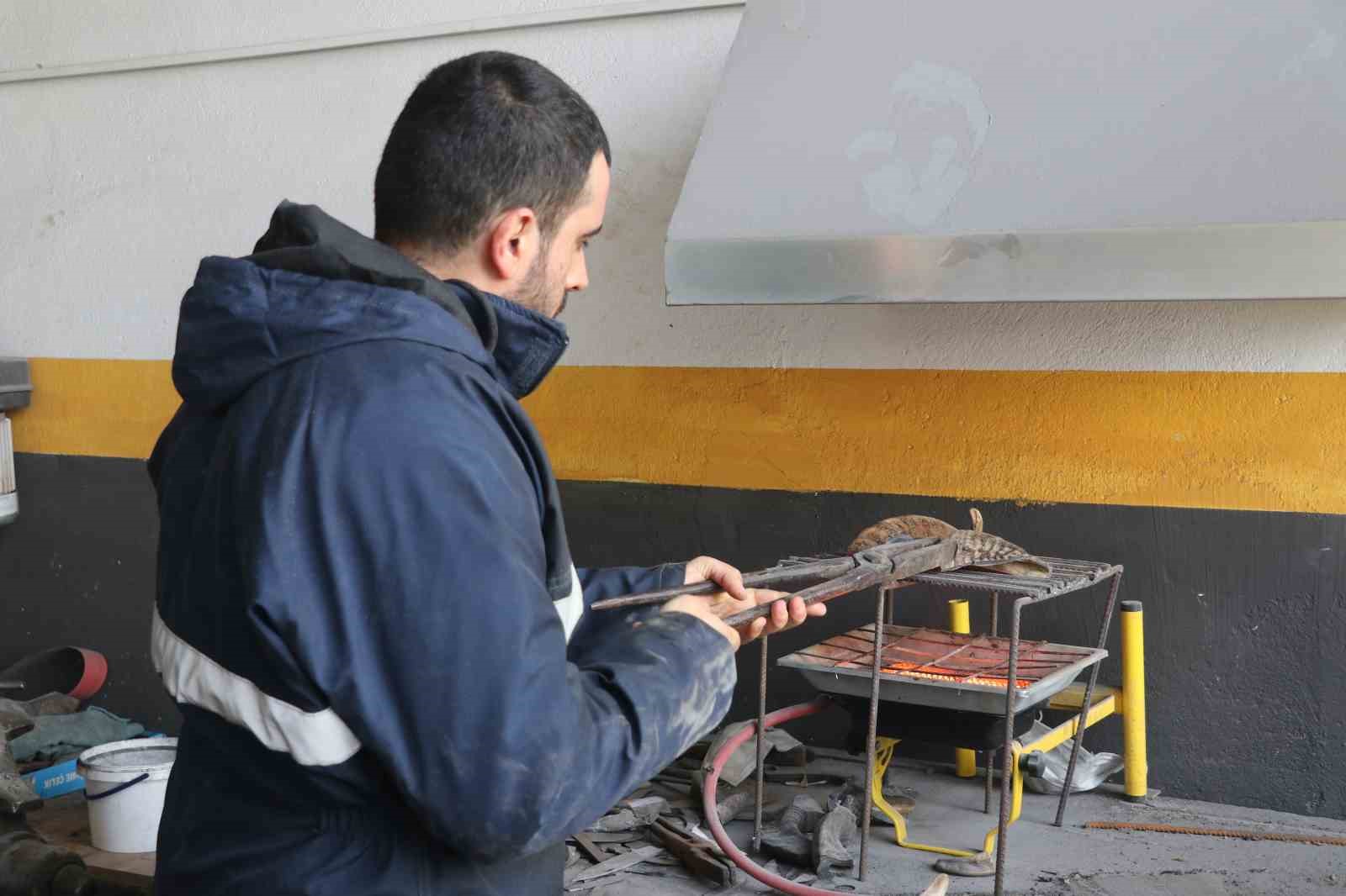 Ünü ülke sınırını aşan Sivas bıçağına ezber bozan modern dokunuş