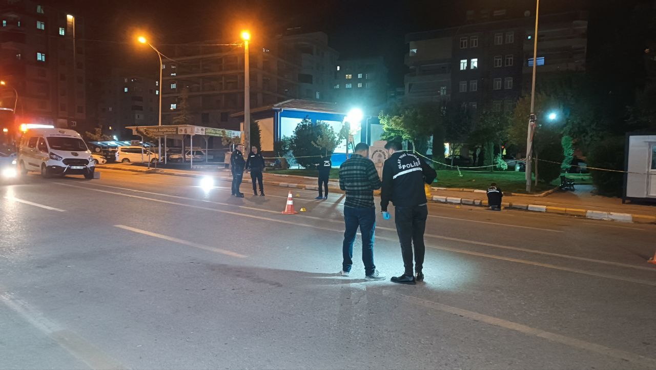Şanlıurfa’da cadde ortasında silahlı kavga kamerada: 2 ağır yaralı