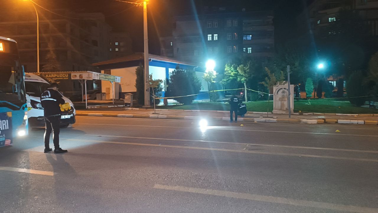 Şanlıurfa’da cadde ortasında silahlı kavga kamerada: 2 ağır yaralı