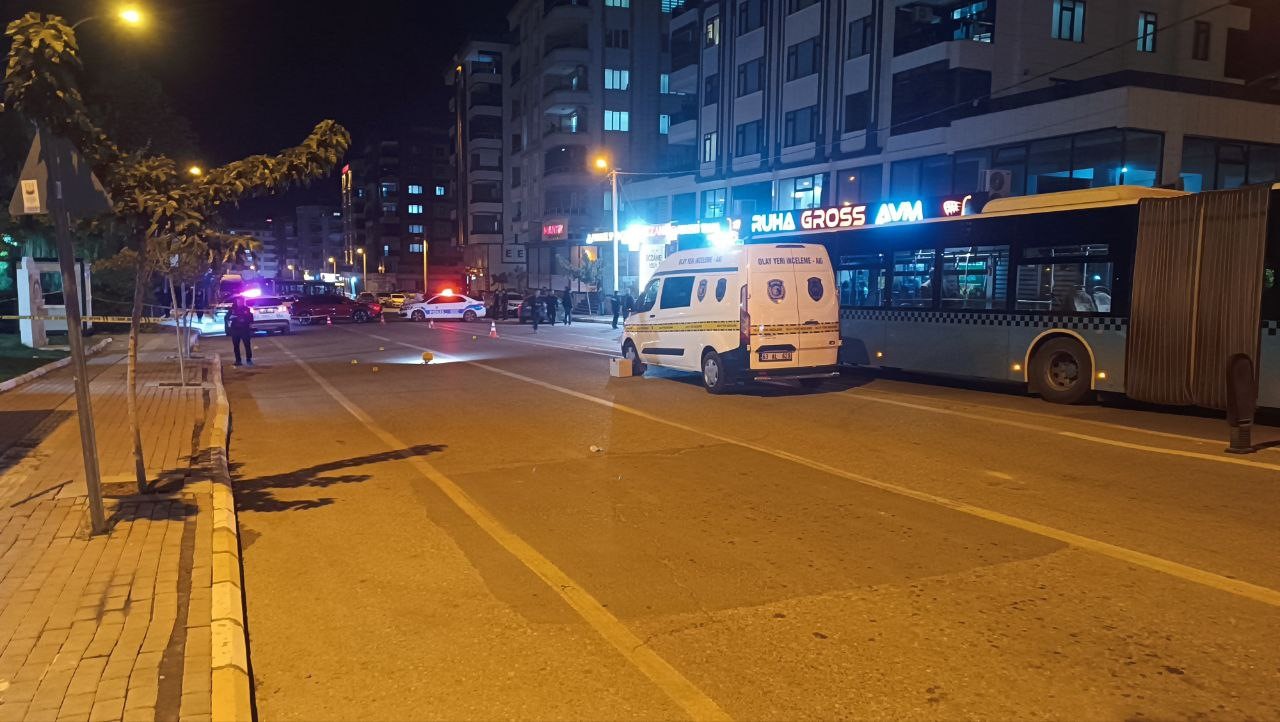 Şanlıurfa’da cadde ortasında silahlı kavga kamerada: 2 ağır yaralı