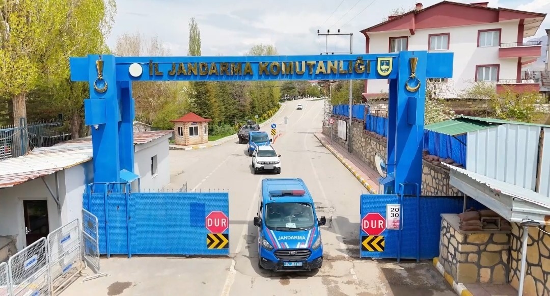 Zehir tacirlerine geçit yok: Tır ve kümeste 324 kilo uyuşturucu ele geçirildi