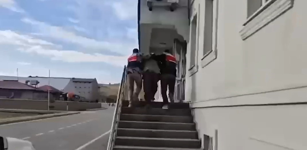 Zehir tacirlerine geçit yok: Tır ve kümeste 324 kilo uyuşturucu ele geçirildi