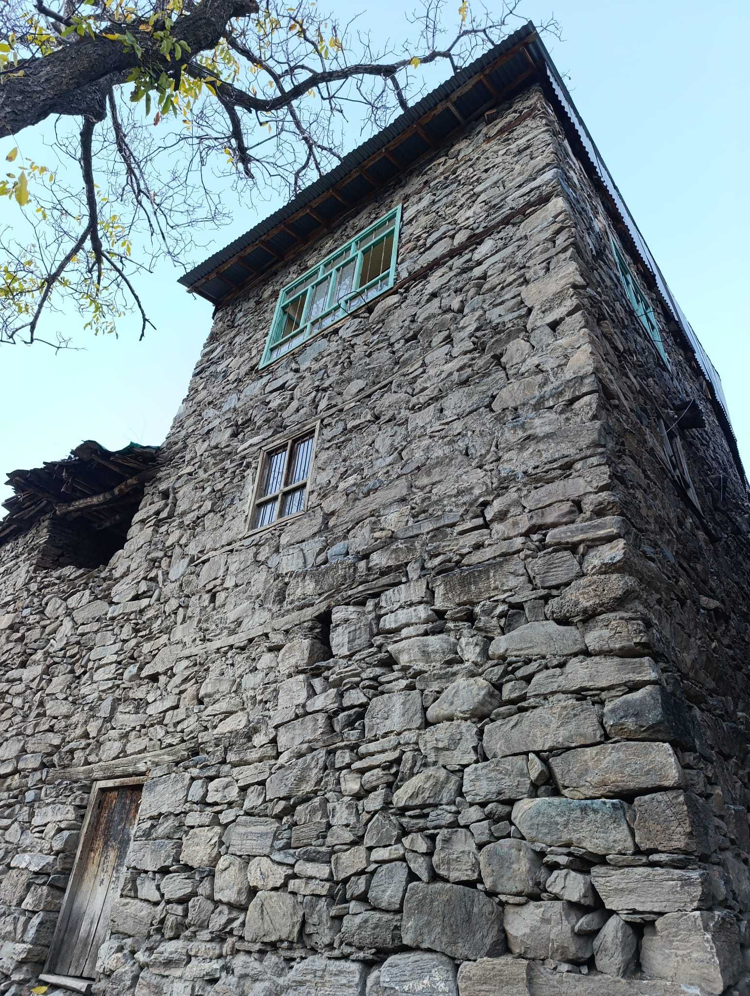 Van’ın Bahçesaray ilçesinde yıllara direnen taş evler dikkat çekiyor