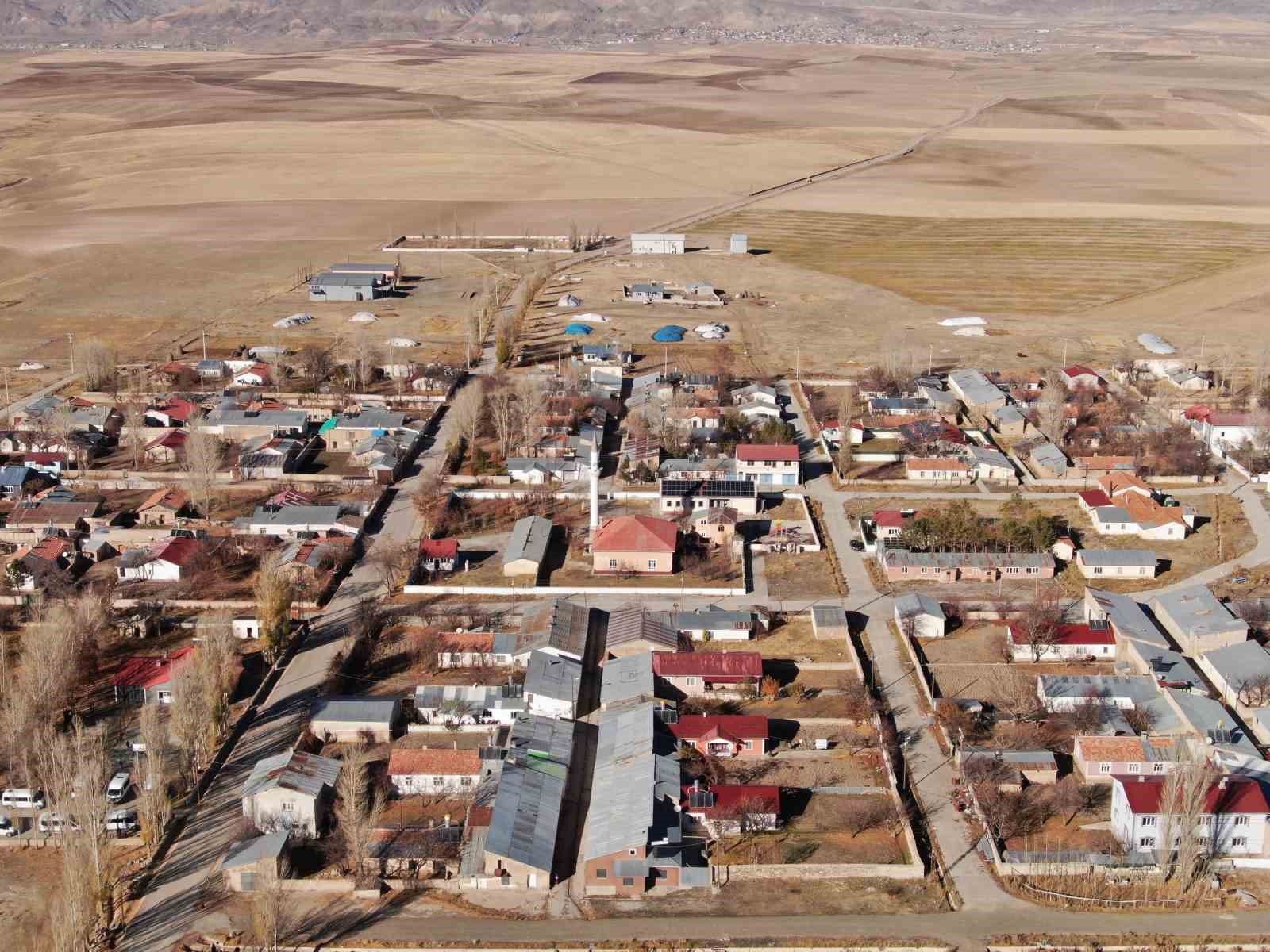 Van’ın Özalp ilçesinde simetrik yapılar sonbahar güzelliğiyle büyülüyor