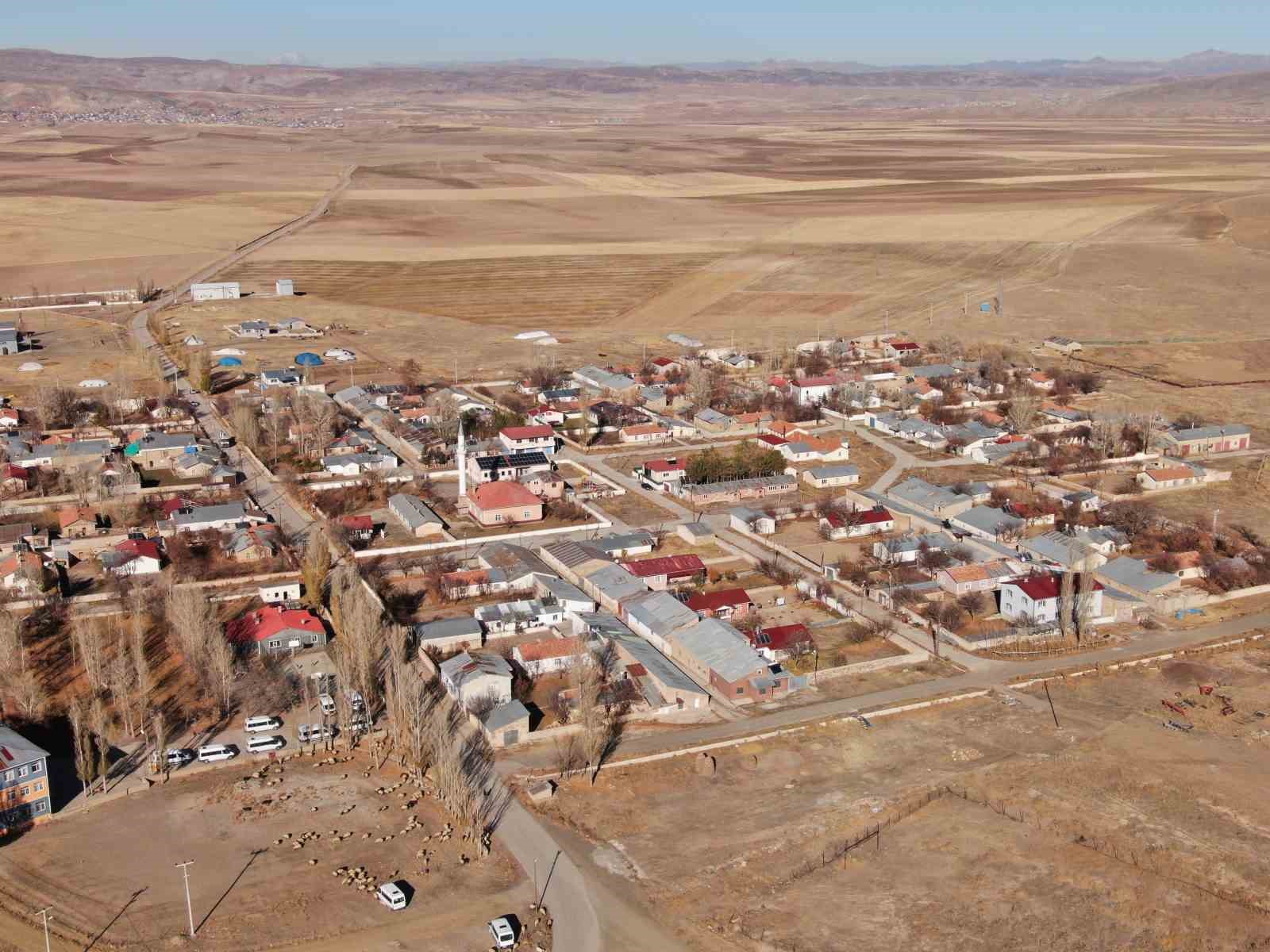 Van’ın Özalp ilçesinde simetrik yapılar sonbahar güzelliğiyle büyülüyor