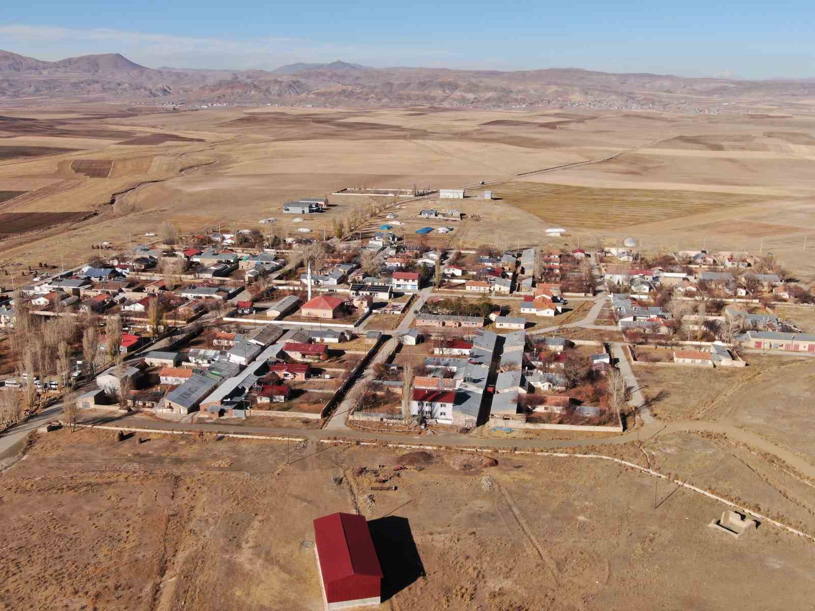 Van’ın Özalp ilçesinde simetrik yapılar sonbahar güzelliğiyle büyülüyor